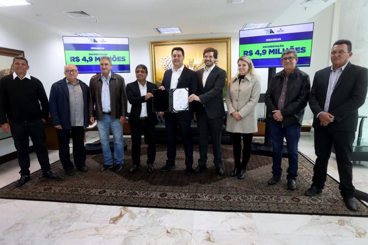 Governador libera mais R$ 27,1 milhões do Programa Asfalto Novo, Vida Nova O governador Carlos Massa Ratinho Junior liberou nesta terça-feira, 15, mais R$ 27,1 milhões do Programa Asfalto Novo, Vida Nova que vão viabilizar a pavimentação de Ruas e Projetos de Iluminação Pública em mais cinco Municípios paranaenses: Planaltina do Paraná, Pinhal de São Bento, Miraselva, Farol e Amaporã. Desse total, R$ 25,9 milhões são recursos a fundo perdido do Governo do Estado e R$ 1,2 milhão corresponde a contrapartidas