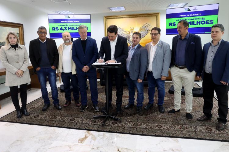 Governador libera mais R$ 27,1 milhões do Programa Asfalto Novo, Vida Nova O governador Carlos Massa Ratinho Junior liberou nesta terça-feira, 15, mais R$ 27,1 milhões do Programa Asfalto Novo, Vida Nova que vão viabilizar a pavimentação de Ruas e Projetos de Iluminação Pública em mais cinco Municípios paranaenses: Planaltina do Paraná, Pinhal de São Bento, Miraselva, Farol e Amaporã. Desse total, R$ 25,9 milhões são recursos a fundo perdido do Governo do Estado e R$ 1,2 milhão corresponde a contrapartidas