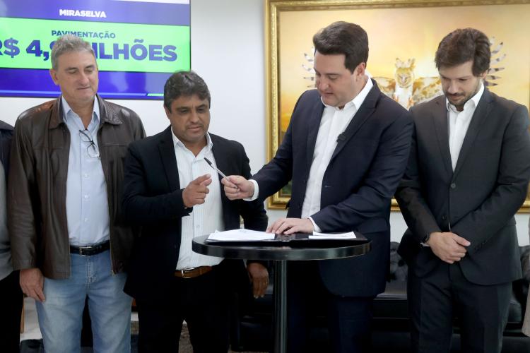 Governador libera mais R$ 27,1 milhões do Programa Asfalto Novo, Vida Nova O governador Carlos Massa Ratinho Junior liberou nesta terça-feira, 15, mais R$ 27,1 milhões do Programa Asfalto Novo, Vida Nova que vão viabilizar a pavimentação de Ruas e Projetos de Iluminação Pública em mais cinco Municípios paranaenses: Planaltina do Paraná, Pinhal de São Bento, Miraselva, Farol e Amaporã. Desse total, R$ 25,9 milhões são recursos a fundo perdido do Governo do Estado e R$ 1,2 milhão corresponde a contrapartidas