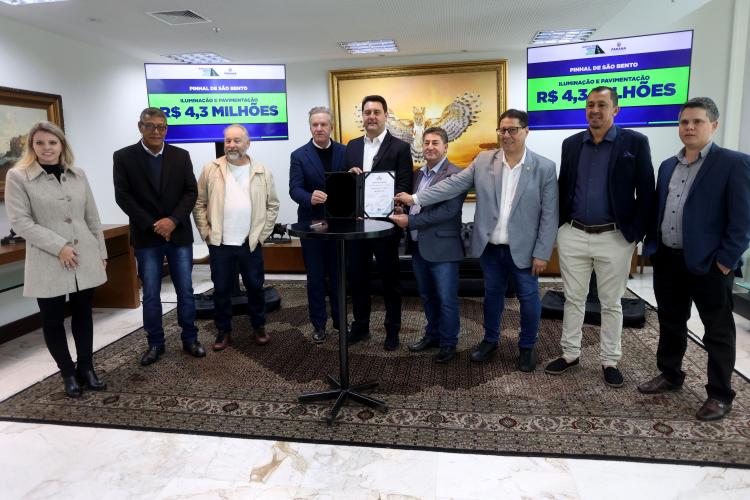 Governador libera mais R$ 27,1 milhões do Programa Asfalto Novo, Vida Nova O governador Carlos Massa Ratinho Junior liberou nesta terça-feira, 15, mais R$ 27,1 milhões do Programa Asfalto Novo, Vida Nova que vão viabilizar a pavimentação de Ruas e Projetos de Iluminação Pública em mais cinco Municípios paranaenses: Planaltina do Paraná, Pinhal de São Bento, Miraselva, Farol e Amaporã. Desse total, R$ 25,9 milhões são recursos a fundo perdido do Governo do Estado e R$ 1,2 milhão corresponde a contrapartidas