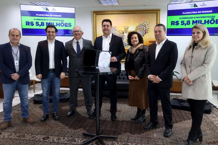 Governador libera mais R$ 27,1 milhões do Programa Asfalto Novo, Vida Nova O governador Carlos Massa Ratinho Junior liberou nesta terça-feira, 15, mais R$ 27,1 milhões do Programa Asfalto Novo, Vida Nova que vão viabilizar a pavimentação de Ruas e Projetos de Iluminação Pública em mais cinco Municípios paranaenses: Planaltina do Paraná, Pinhal de São Bento, Miraselva, Farol e Amaporã. Desse total, R$ 25,9 milhões são recursos a fundo perdido do Governo do Estado e R$ 1,2 milhão corresponde a contrapartidas