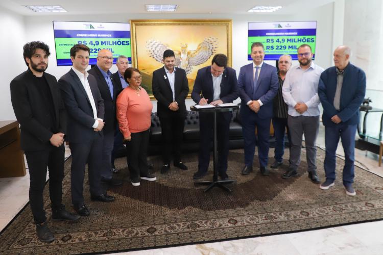 Estado libera R$ 29 milhões para pavimentação de sete cidades com menos de 7.000 habitantes