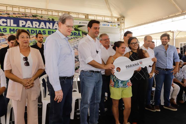 Governador entrega 44 Casas e anuncia a construção de Condomínio do Idoso em Ibiporã