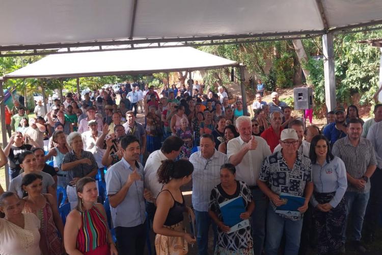 Escritura na mão: 98 famílias de Guaíra recebem títulos da posse de seus imóveis