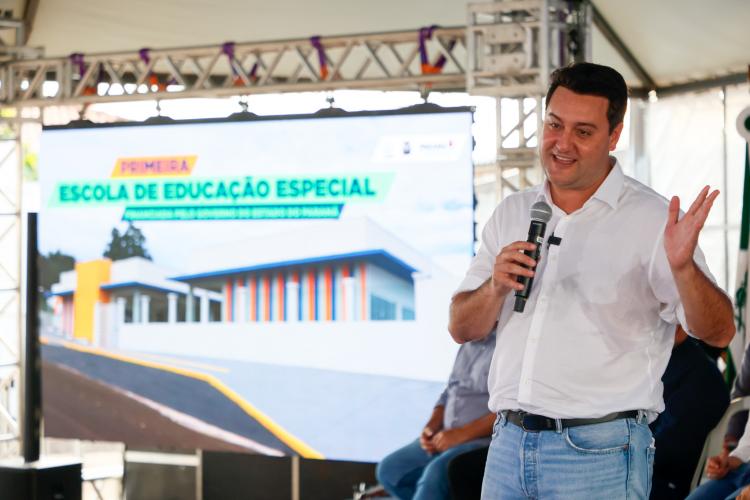 Governador inaugura a 1ª Escola de Educação Especial do Estado e realiza um pedido de décadas