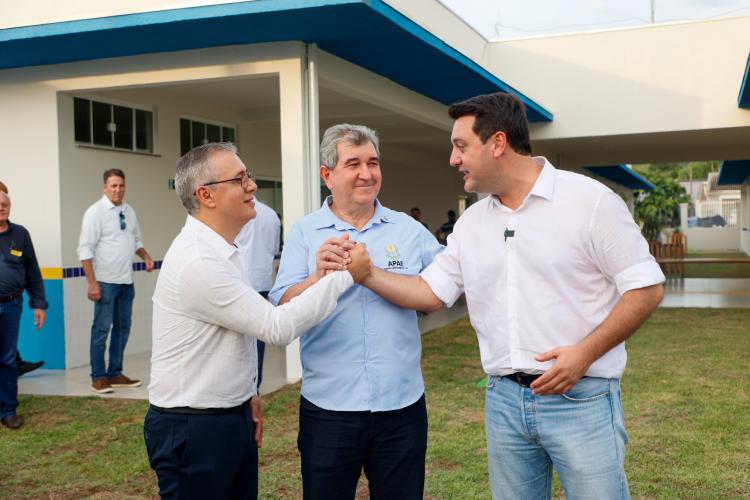 Governador inaugura a 1ª Escola de Educação Especial do Estado e realiza um pedido de décadas