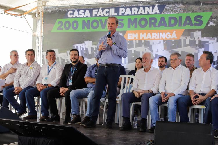 Com o apoio do Estado, 200 moradores de Maringá ganham as chaves da Casa Própria