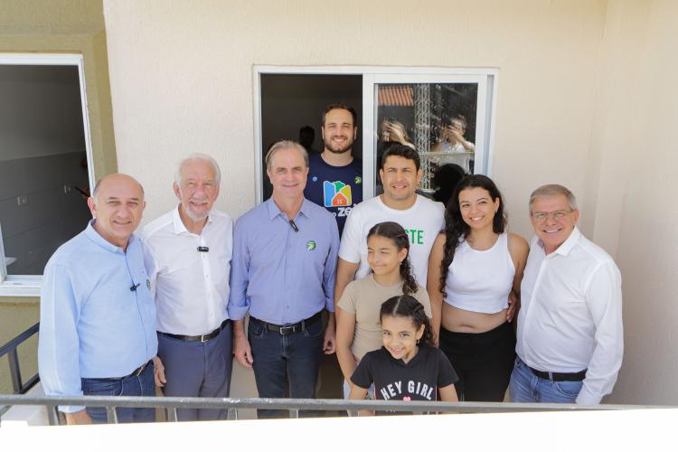 Com o apoio do Estado, 200 moradores de Maringá ganham as chaves da Casa Própria