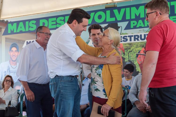 Ratinho Junior entrega Escrituras a 579 famílias de Sengés, nos Campos Gerais