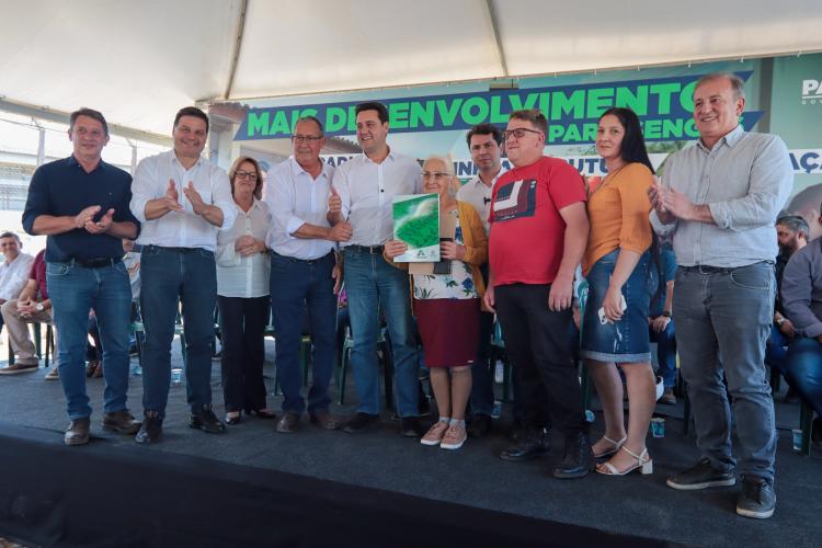 Ratinho Junior entrega Escrituras a 579 famílias de Sengés, nos Campos Gerais