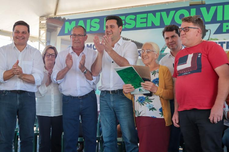 Ratinho Junior entrega Escrituras a 579 famílias de Sengés, nos Campos Gerais