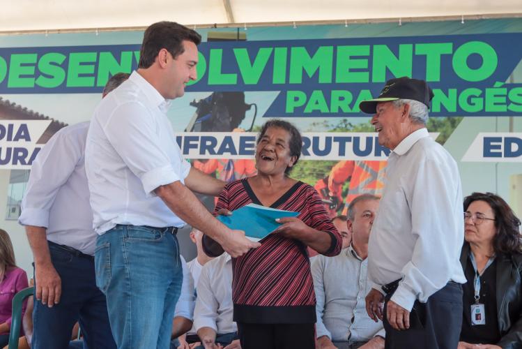 Ratinho Junior entrega Escrituras a 579 famílias de Sengés, nos Campos Gerais