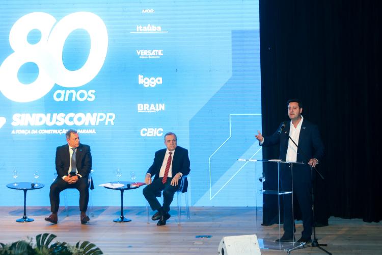 Governador ressalta parceria entre Estado e Construção Civil no desenvolvimento do Paraná O governador Carlos Massa Ratinho Junior participou na noite de quinta-feira, 06, da comemoração de 80 anos do Sindicato da Indústria da Construção Civil no Paraná (SindusconPR). A um público de 500 empresários e gestores públicos ligados ao setor reunidos no Museu Oscar Niemeyer (MON), ele enalteceu o bom momento da construção civil e as contribuições do segmento para a elaboração de políticas públicas na área de infr