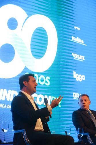 Governador ressalta parceria entre Estado e Construção Civil no desenvolvimento do Paraná O governador Carlos Massa Ratinho Junior participou na noite de quinta-feira, 06, da comemoração de 80 anos do Sindicato da Indústria da Construção Civil no Paraná (SindusconPR). A um público de 500 empresários e gestores públicos ligados ao setor reunidos no Museu Oscar Niemeyer (MON), ele enalteceu o bom momento da construção civil e as contribuições do segmento para a elaboração de políticas públicas na área de infr