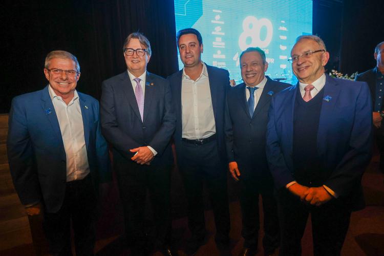 Governador ressalta parceria entre Estado e Construção Civil no desenvolvimento do Paraná O governador Carlos Massa Ratinho Junior participou na noite de quinta-feira, 06, da comemoração de 80 anos do Sindicato da Indústria da Construção Civil no Paraná (SindusconPR). A um público de 500 empresários e gestores públicos ligados ao setor reunidos no Museu Oscar Niemeyer (MON), ele enalteceu o bom momento da construção civil e as contribuições do segmento para a elaboração de políticas públicas na área de infr