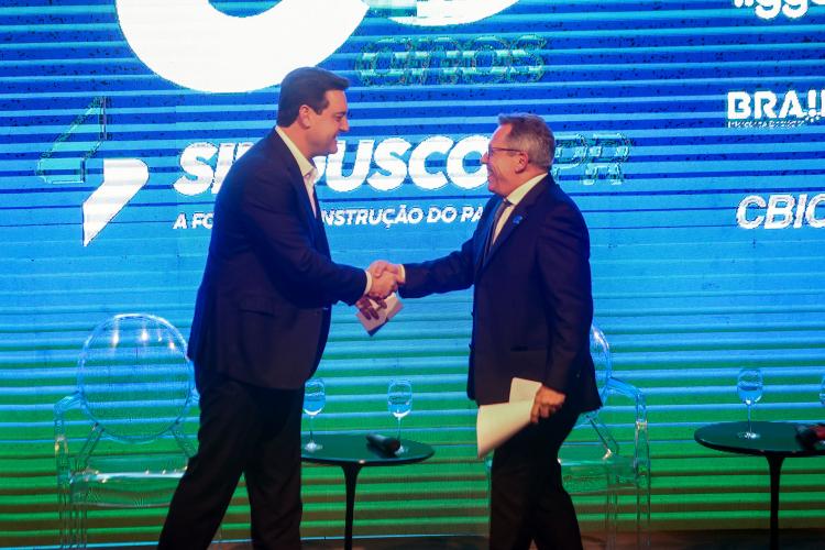 Governador ressalta parceria entre Estado e Construção Civil no desenvolvimento do Paraná O governador Carlos Massa Ratinho Junior participou na noite de quinta-feira, 06, da comemoração de 80 anos do Sindicato da Indústria da Construção Civil no Paraná (SindusconPR). A um público de 500 empresários e gestores públicos ligados ao setor reunidos no Museu Oscar Niemeyer (MON), ele enalteceu o bom momento da construção civil e as contribuições do segmento para a elaboração de políticas públicas na área de infr