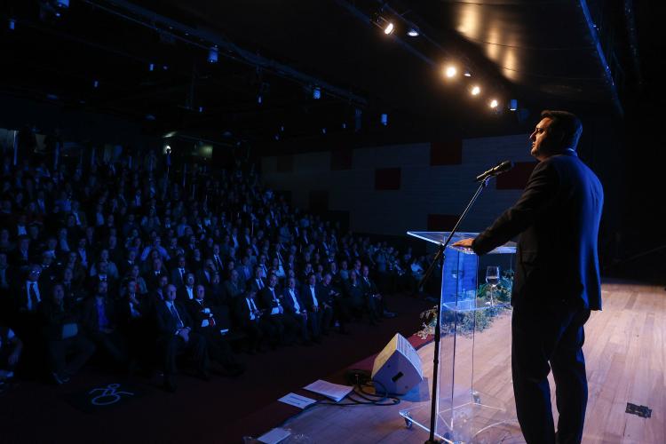 Governador ressalta parceria entre Estado e Construção Civil no desenvolvimento do Paraná O governador Carlos Massa Ratinho Junior participou na noite de quinta-feira, 06, da comemoração de 80 anos do Sindicato da Indústria da Construção Civil no Paraná (SindusconPR). A um público de 500 empresários e gestores públicos ligados ao setor reunidos no Museu Oscar Niemeyer (MON), ele enalteceu o bom momento da construção civil e as contribuições do segmento para a elaboração de políticas públicas na área de infr