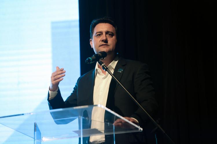 Governador ressalta parceria entre Estado e Construção Civil no desenvolvimento do Paraná O governador Carlos Massa Ratinho Junior participou na noite de quinta-feira, 06, da comemoração de 80 anos do Sindicato da Indústria da Construção Civil no Paraná (SindusconPR). A um público de 500 empresários e gestores públicos ligados ao setor reunidos no Museu Oscar Niemeyer (MON), ele enalteceu o bom momento da construção civil e as contribuições do segmento para a elaboração de políticas públicas na área de infr