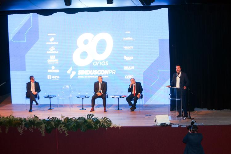 Governador ressalta parceria entre Estado e Construção Civil no desenvolvimento do Paraná O governador Carlos Massa Ratinho Junior participou na noite de quinta-feira, 06, da comemoração de 80 anos do Sindicato da Indústria da Construção Civil no Paraná (SindusconPR). A um público de 500 empresários e gestores públicos ligados ao setor reunidos no Museu Oscar Niemeyer (MON), ele enalteceu o bom momento da construção civil e as contribuições do segmento para a elaboração de políticas públicas na área de infr
