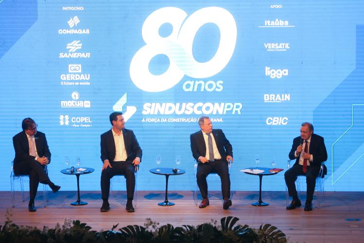 Governador ressalta parceria entre Estado e Construção Civil no desenvolvimento do Paraná O governador Carlos Massa Ratinho Junior participou na noite de quinta-feira, 06, da comemoração de 80 anos do Sindicato da Indústria da Construção Civil no Paraná (SindusconPR). A um público de 500 empresários e gestores públicos ligados ao setor reunidos no Museu Oscar Niemeyer (MON), ele enalteceu o bom momento da construção civil e as contribuições do segmento para a elaboração de políticas públicas na área de infr