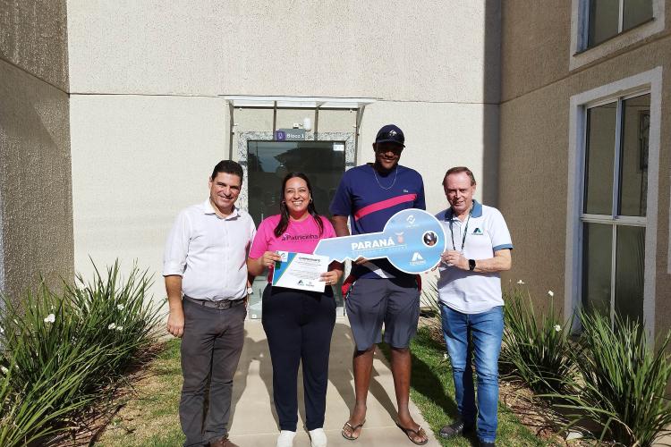 80 famílias de Arapongas recebem da COHAPAR as chaves da casa própria