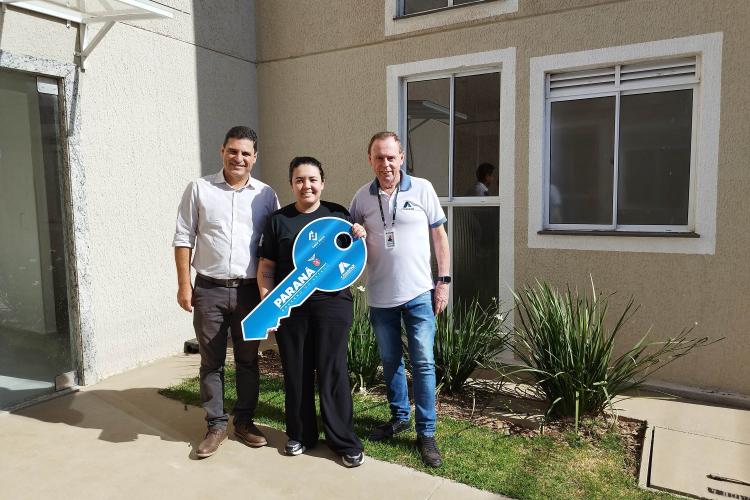 80 famílias de Arapongas recebem da COHAPAR as chaves da casa própria