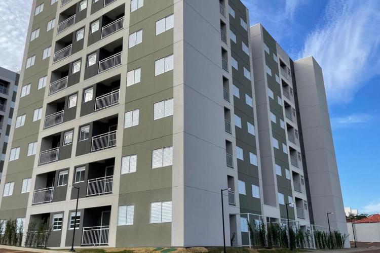 Com apoio do Estado, 320 apartamentos são entregues a famílias de Maringá