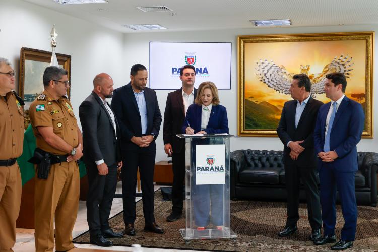 Ratinho Junior assina repasses em infraestrutura urbana para três Municípios