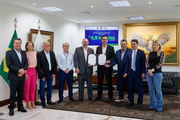 Ratinho Junior assina repasses em infraestrutura urbana para três Municípios