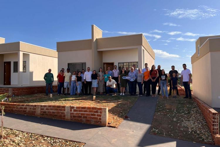 COHAPAR entrega chaves de residencial a 20 famílias de Diamante do Norte