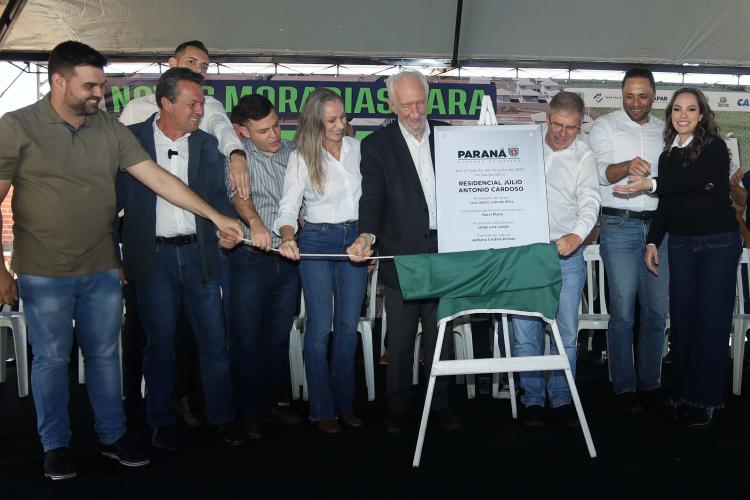 Com apoio do Estado, chaves da casa própria são entregues a famílias de Japurá