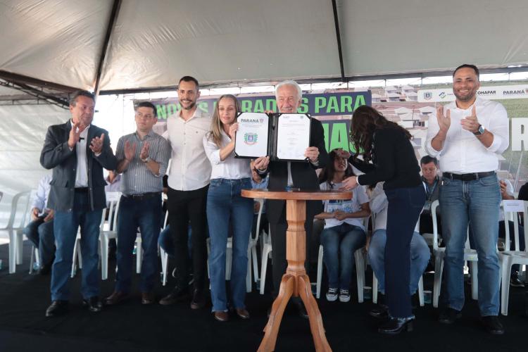 Com apoio do Estado, chaves da casa própria são entregues a famílias de Japurá