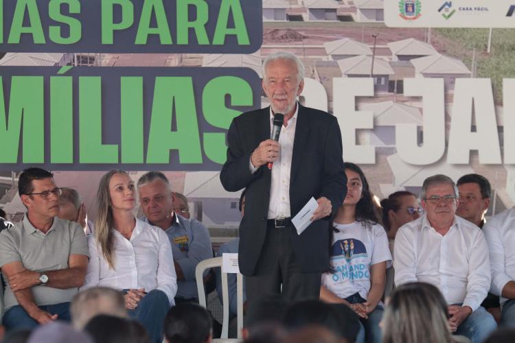 Com apoio do Estado, chaves da casa própria são entregues a famílias de Japurá