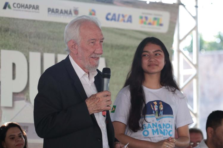 Com apoio do Estado, chaves da casa própria são entregues a famílias de Japurá