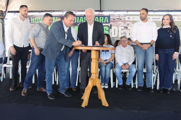 Com apoio do Estado, chaves da casa própria são entregues a famílias de Japurá