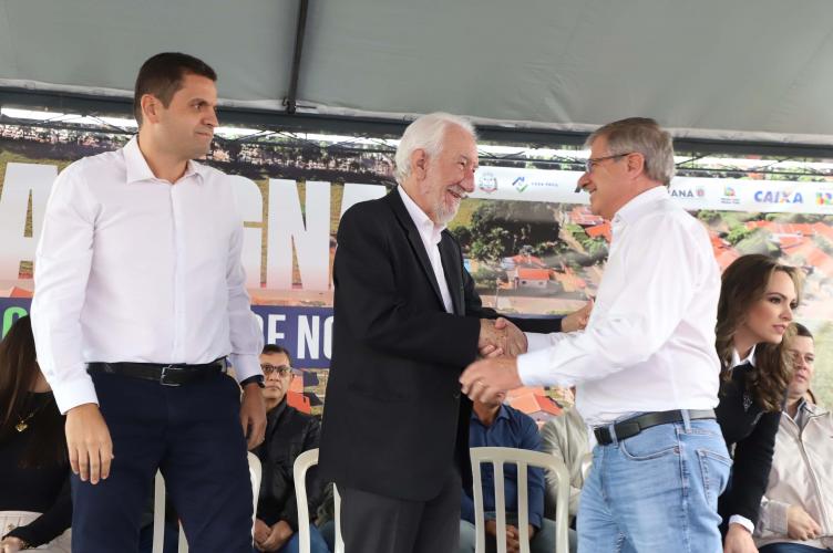 Darci Piana entrega Residencial com 120 casas a famílias de Nova Londrina