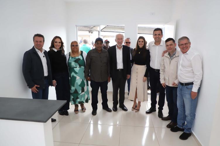 Darci Piana entrega Residencial com 120 casas a famílias de Nova Londrina
