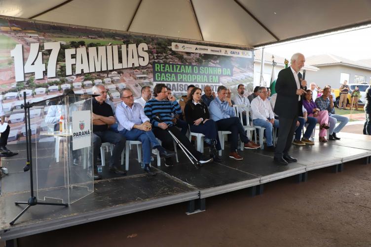 Com o Casa Fácil Paraná, 143 famílias do Paraíso do Norte conquistam moradia própria