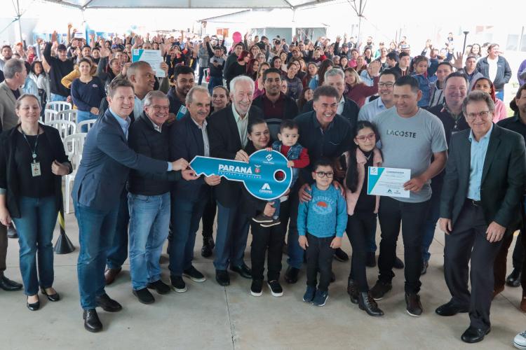 Casa Fácil Paraná: com apoio do Estado, 192 famílias de Cascavel recebem moradia