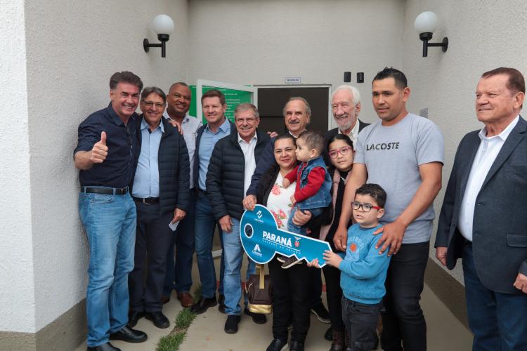 Casa Fácil Paraná: com apoio do Estado, 192 famílias de Cascavel recebem moradia