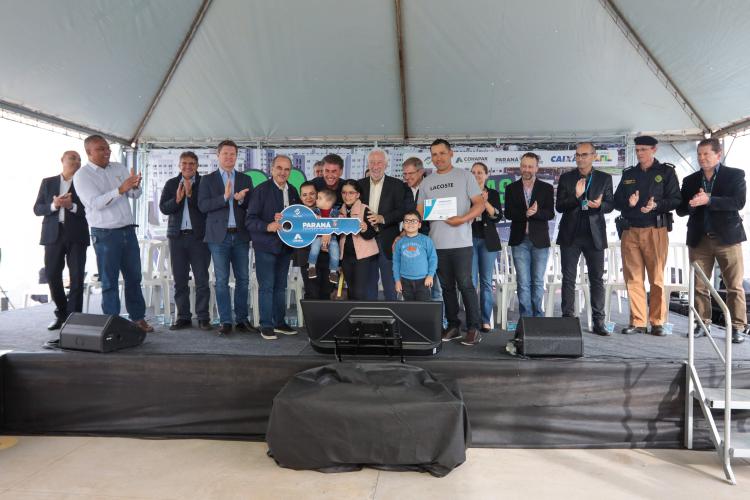 Casa Fácil Paraná: com apoio do Estado, 192 famílias de Cascavel recebem moradia