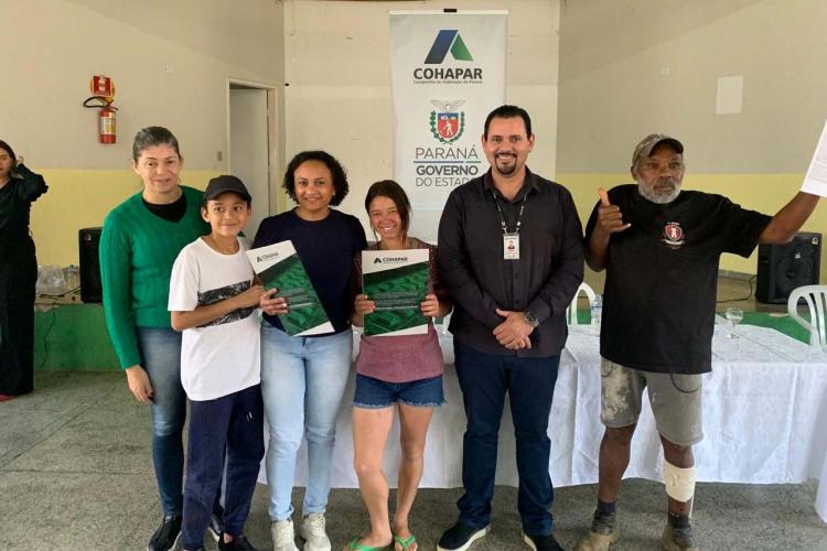 Em Japira, COHAPAR entrega Títulos de Regularização Fundiária a 102 famílias