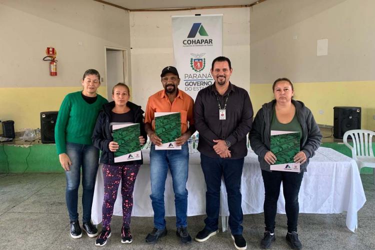 Em Japira, COHAPAR entrega Títulos de Regularização Fundiária a 102 famílias