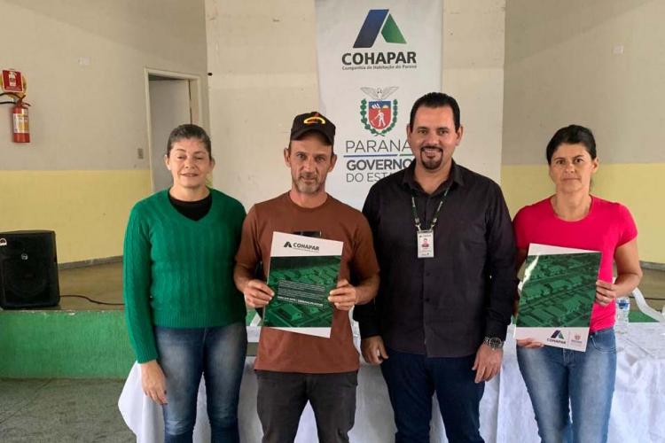 Em Japira, COHAPAR entrega Títulos de Regularização Fundiária a 102 famílias