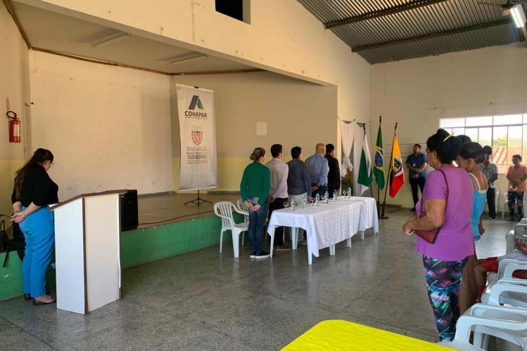 Em Japira, COHAPAR entrega Títulos de Regularização Fundiária a 102 famílias