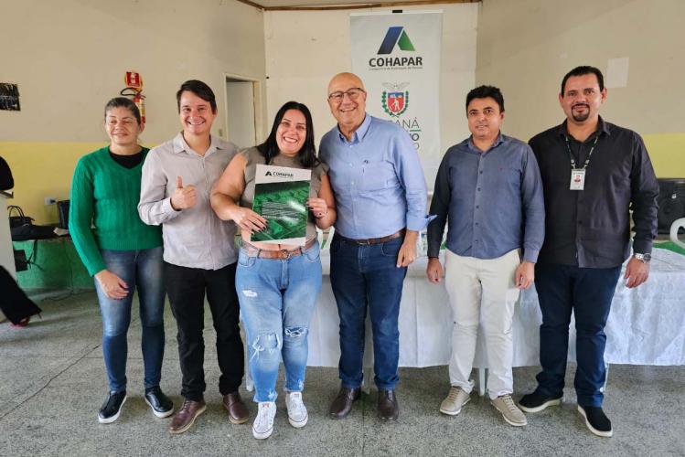 Em Japira, COHAPAR entrega Títulos de Regularização Fundiária a 102 famílias