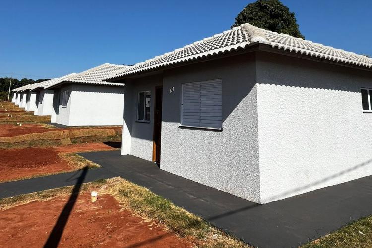 Com apoio do Estado, 29 casas são entregues a famílias de Santo Antônio do Caiuá