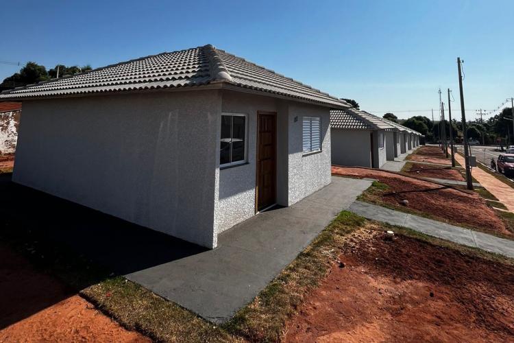 Com apoio do Estado, 29 casas são entregues a famílias de Santo Antônio do Caiuá