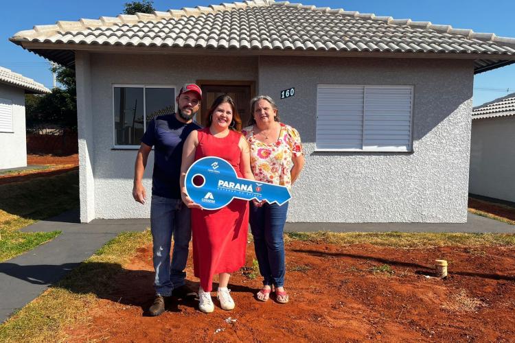 Com apoio do Estado, 29 casas são entregues a famílias de Santo Antônio do Caiuá