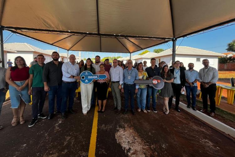 Com apoio do Estado, 29 casas são entregues a famílias de Santo Antônio do Caiuá